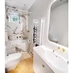 New! Warm And Cosy With Private Entrance And Parking In A Center アパート