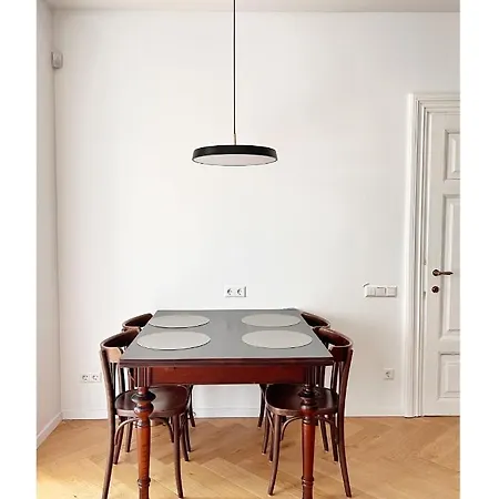 New! Warm And Cosy With Private Entrance And Parking In A Center דירה *
