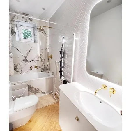New! Warm And Cosy With Private Entrance And Parking In A Center דירה