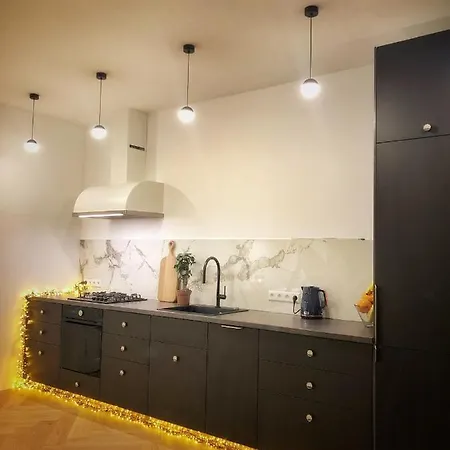 Апартаменты New! Warm And Cosy With Private Entrance And Parking In A Center