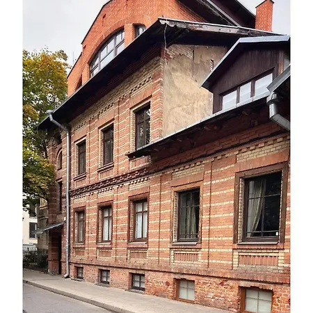 New! Warm And Cosy With Private Entrance And Parking In A Center Appartement