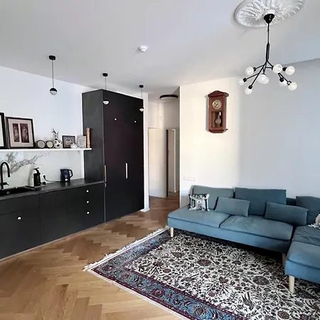 New! Warm And Cosy With Private Entrance And Parking In A Center וילנה