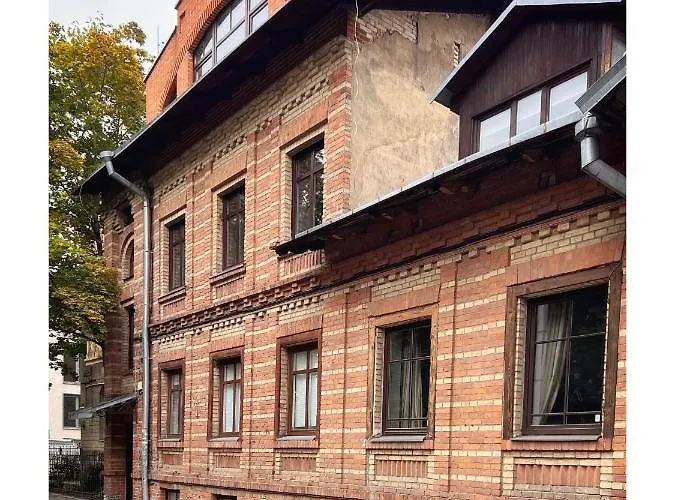 New! Warm And Cosy With Private Entrance And Parking In A Center Apartamento