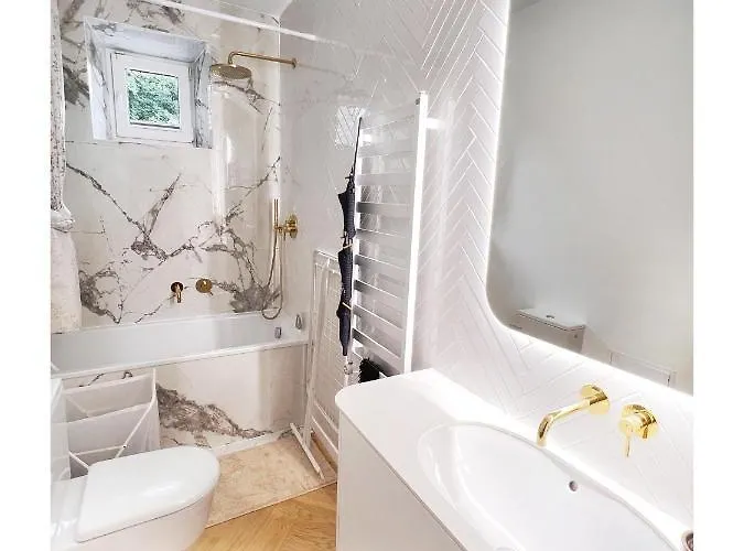 New! Warm And Cosy With Private Entrance And Parking In A Center Апартаменты