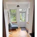 New! Warm And Cosy With Private Entrance And Parking In A Center דירה *