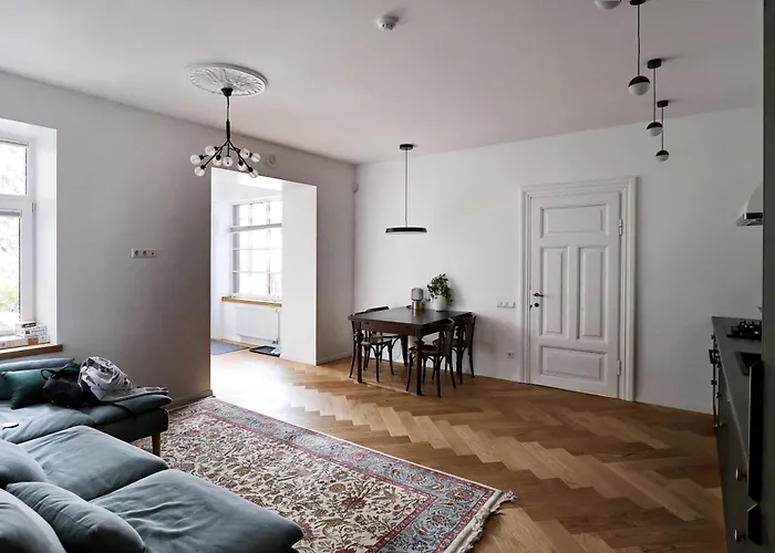 New! Warm And Cosy With Private Entrance And Parking In A Center *